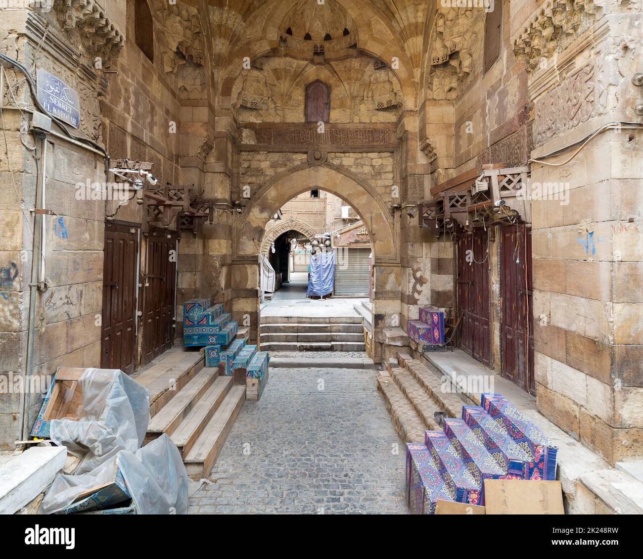 Vicolo presso il vecchio storico Mamluk era Khan al-Khalili famoso bazar e souq, con negozi chiusi durante il periodo di blocco Covid-19, il Cairo, Egitto Foto Stock