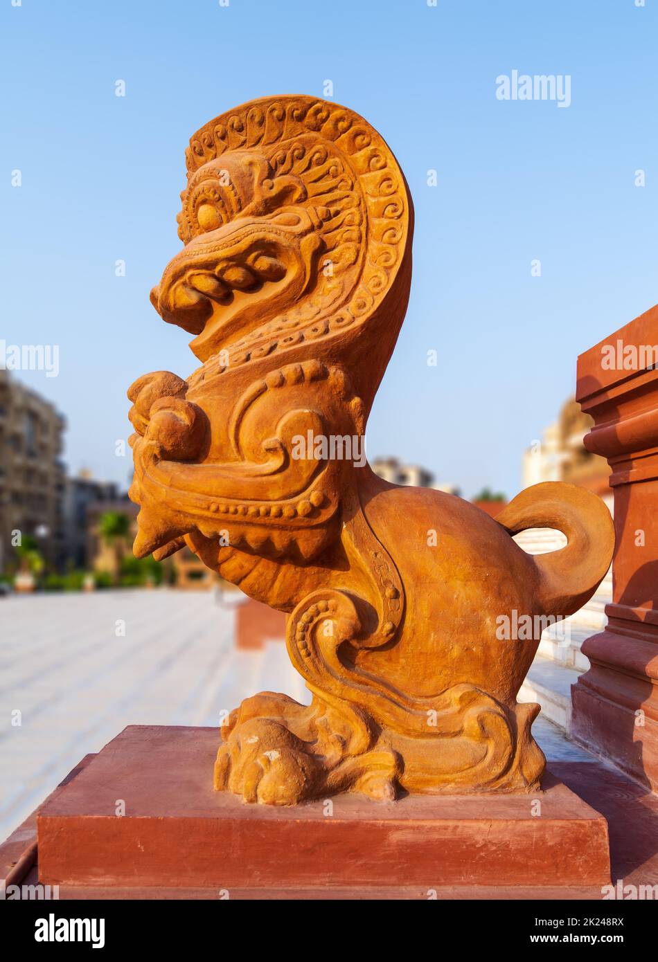 Statua del Drago, una scultura indonesiana, di fronte al Palazzo Barone Empain, una storica residenza ispirata al tempio indù cambogiano di Angkor Wat, loca Foto Stock