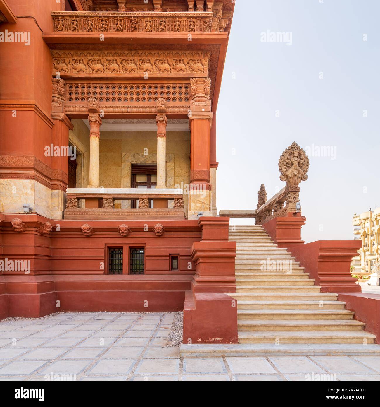 Scalinata che conduce al balcone del Baron Empain Palace, una storica residenza ispirata al tempio indù cambogiano di Angkor Wat, situato a Heliopolis di Foto Stock