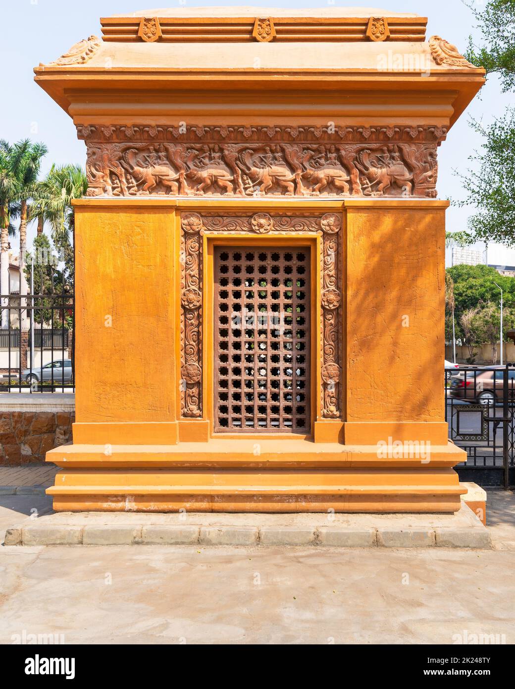 Luce del giorno di vecchio stallo in pietra con parete ornamentale e. finestra a griglia in legno Foto Stock