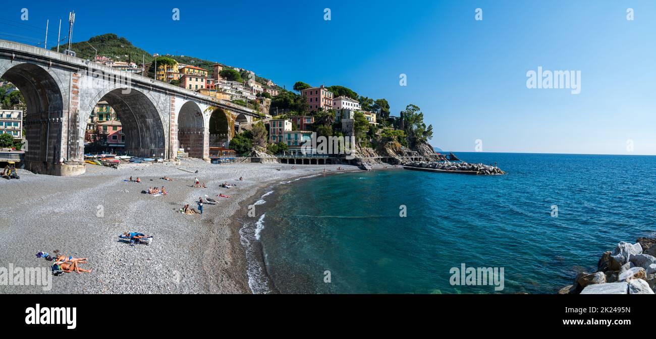 Il promede sulle scogliere del villaggio di Zoagli sulla Riviera Italiana Foto Stock
