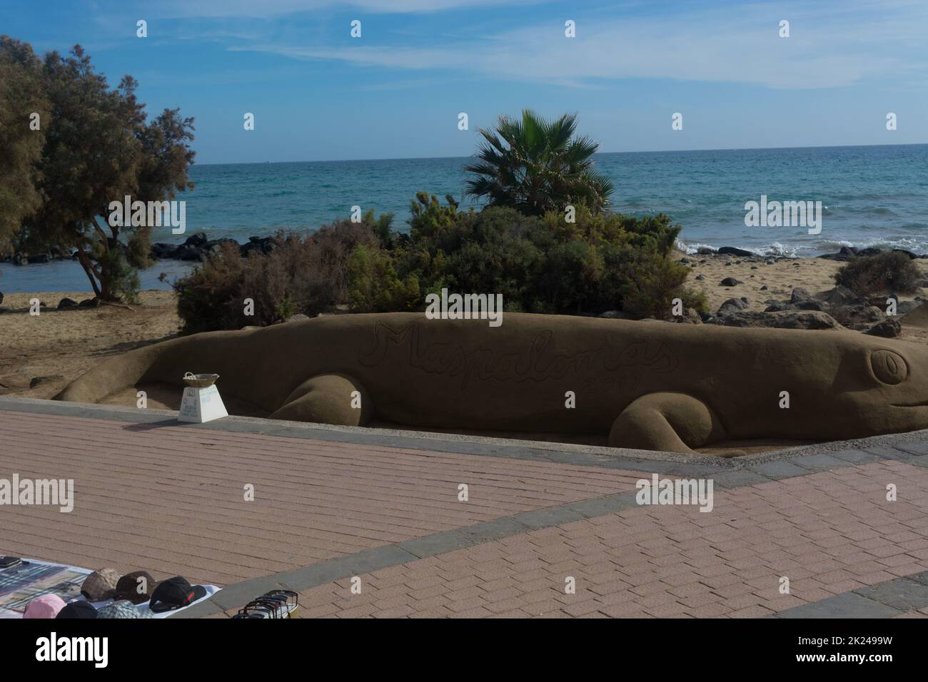 CRAN CANARIA, MELONERAS - 13. NOVEMBRE 2019: Sculture di sabbia sulla spiaggia di Meloneras, Spagna con iscrizione Gran Canaria Foto Stock