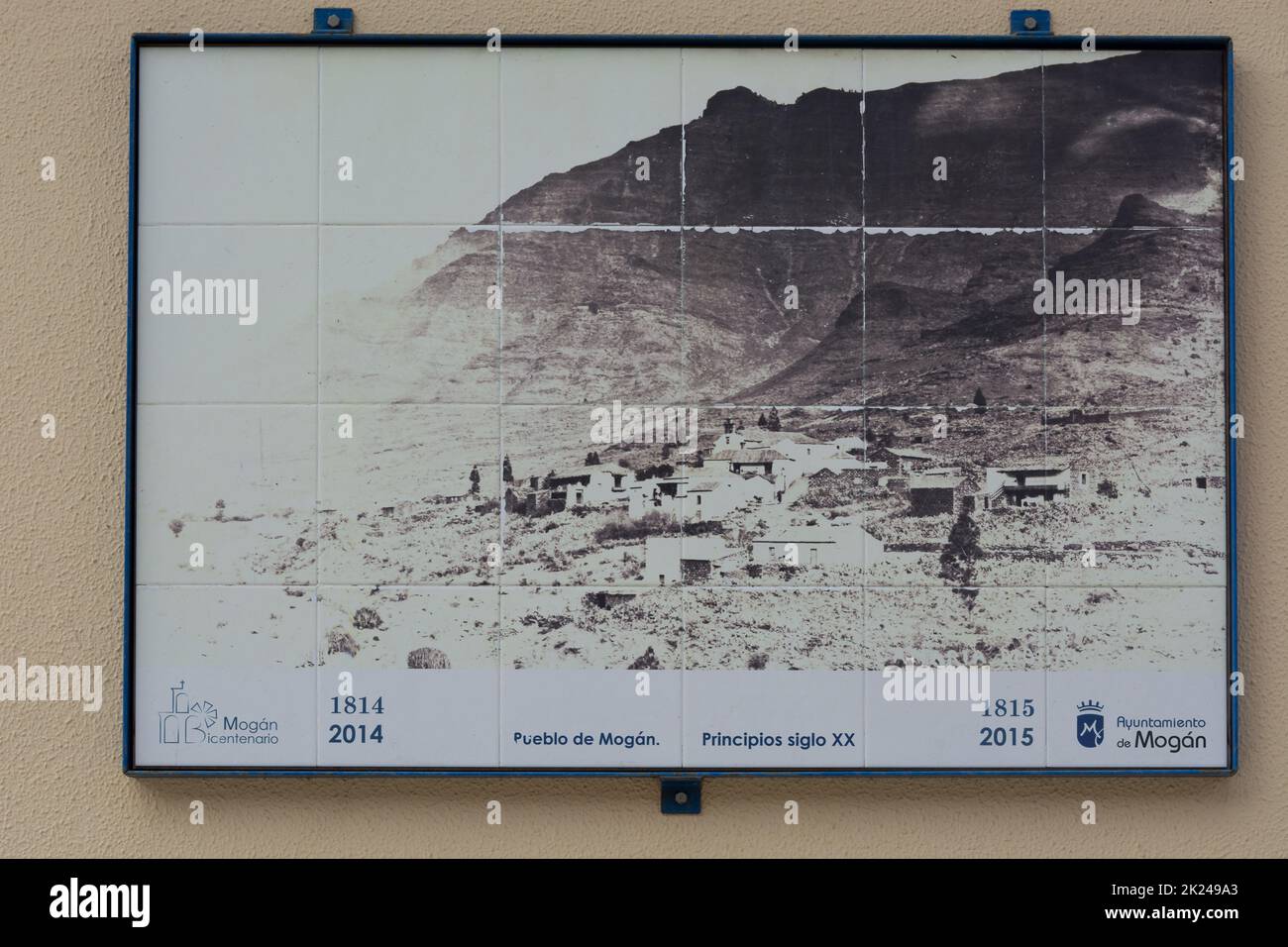 CRAN CANARIA, MOGAN - 15 NOVEMBRE 2019: Vecchia foto su una piastrella da muro su una casa a Mogan. La foto mostra la città vecchia di Mogan, Gran Canaria, Spagna Foto Stock