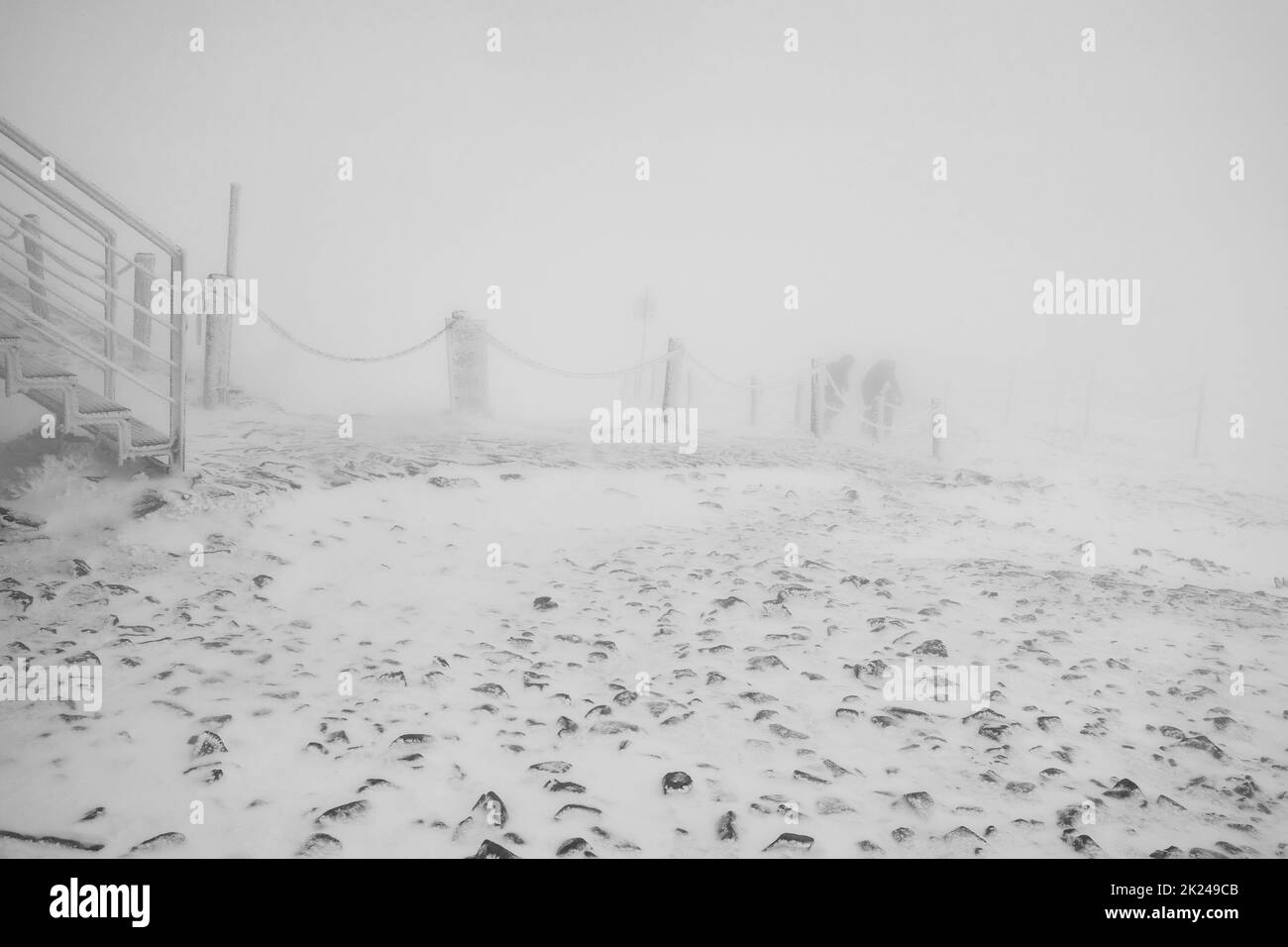 Paesaggio invernale. La vetta di Sniezka, i Monti Karkonosze al confine tra Polonia e Repubblica Ceca. Bianco e nero. Foto Stock