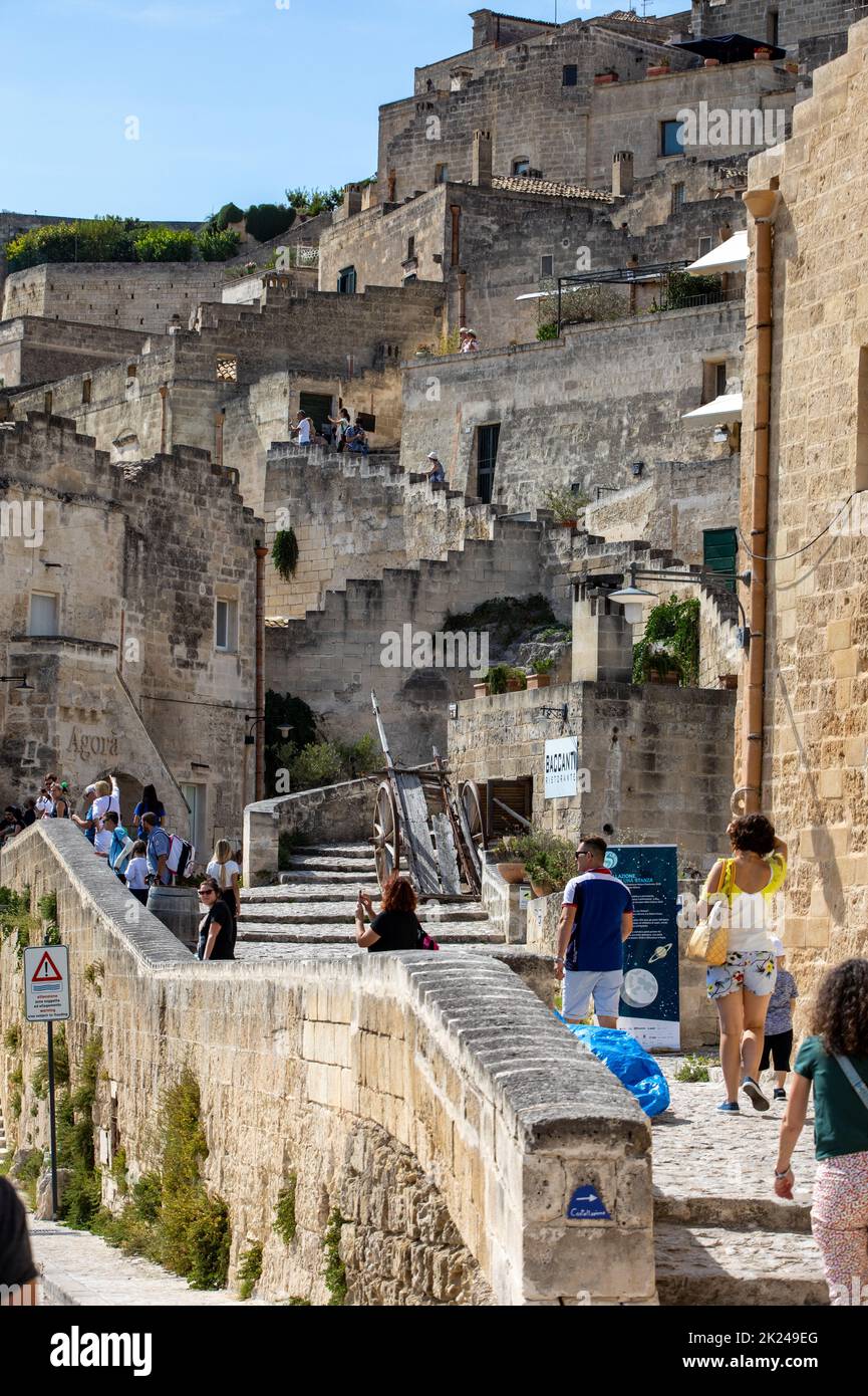 Matera, Italia - 15 settembre 2019: Tipiche scale acciottolate in un vicolo laterale della strada, nei Sassi di Matera, un quartiere storico della città di Matera Foto Stock
