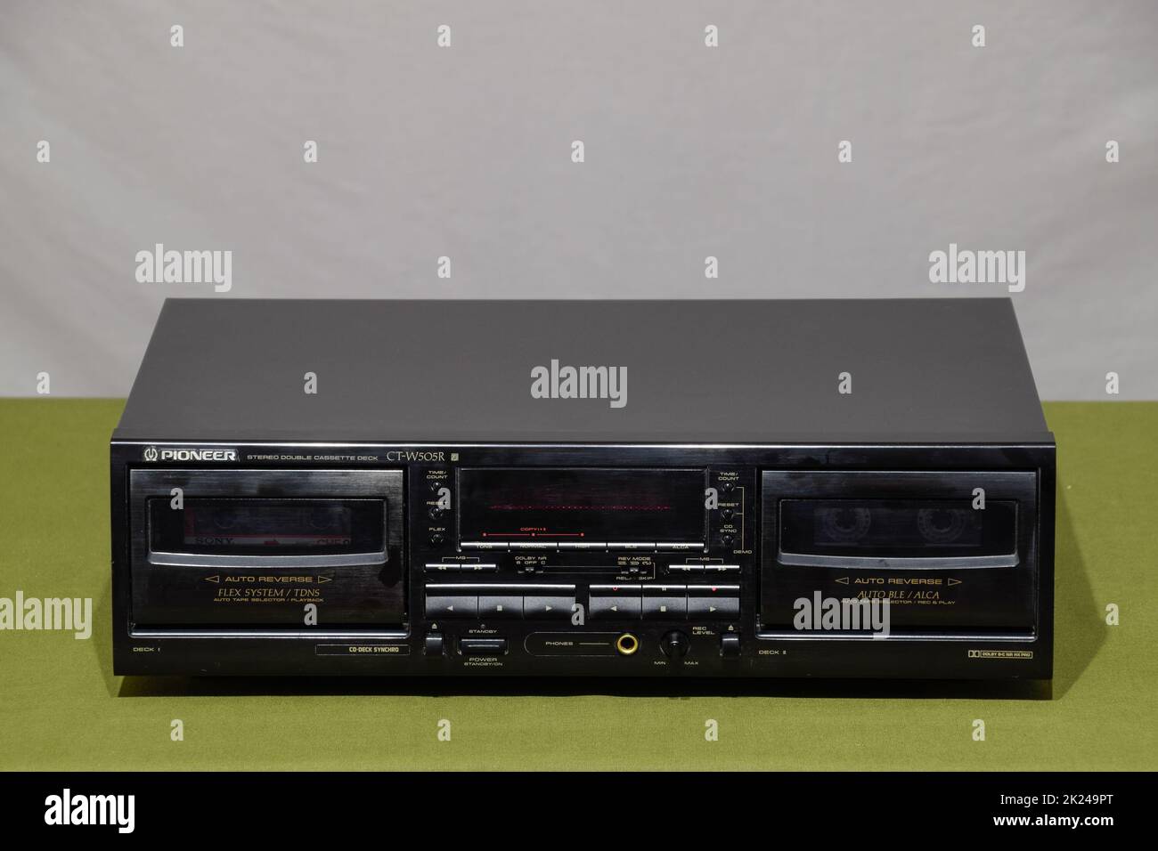 Piastra per cassette Pioneer CT-w505r. Una parte esterna del vano cassette. Foto Stock