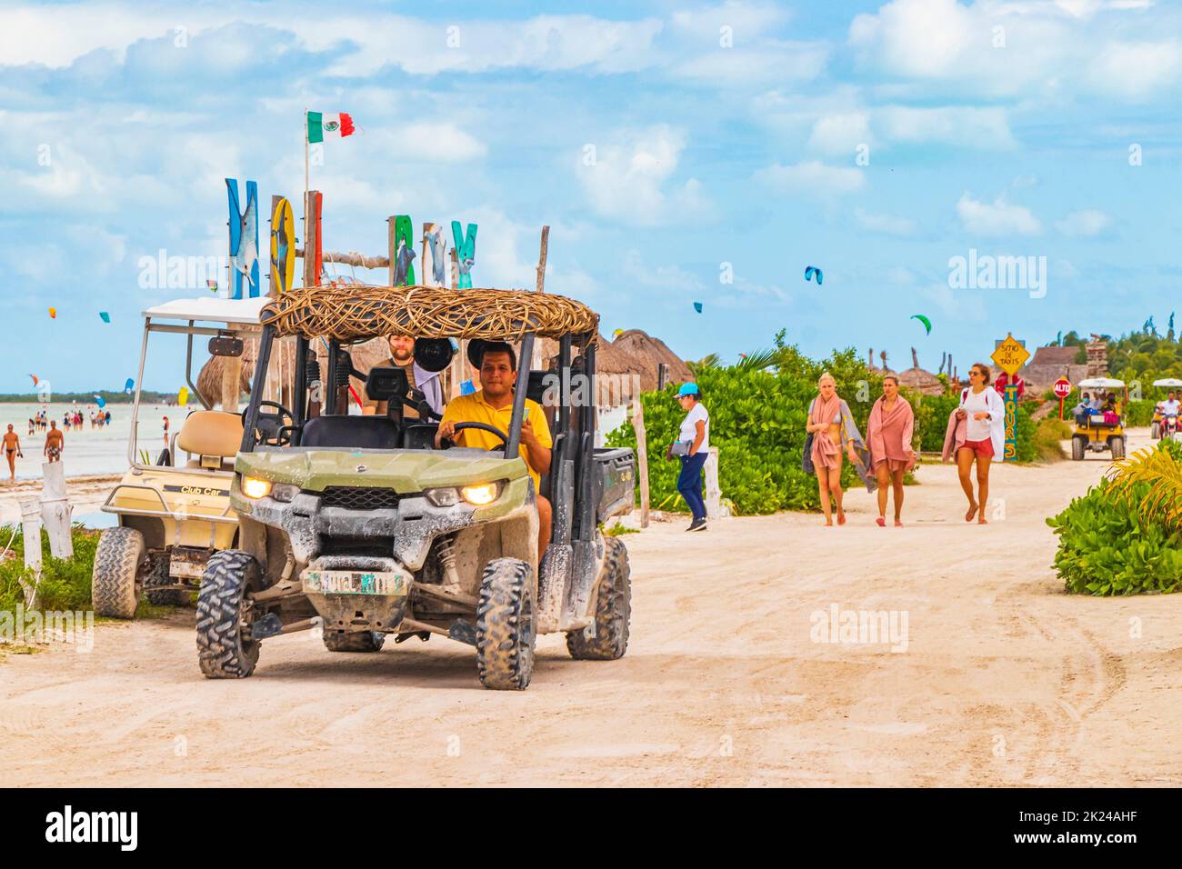 Holbox Messico 22. Dicembre 2021 Golf cart buggy auto è in auto presso la spiaggia e Sandbank sull'isola Holbox Messico. Foto Stock