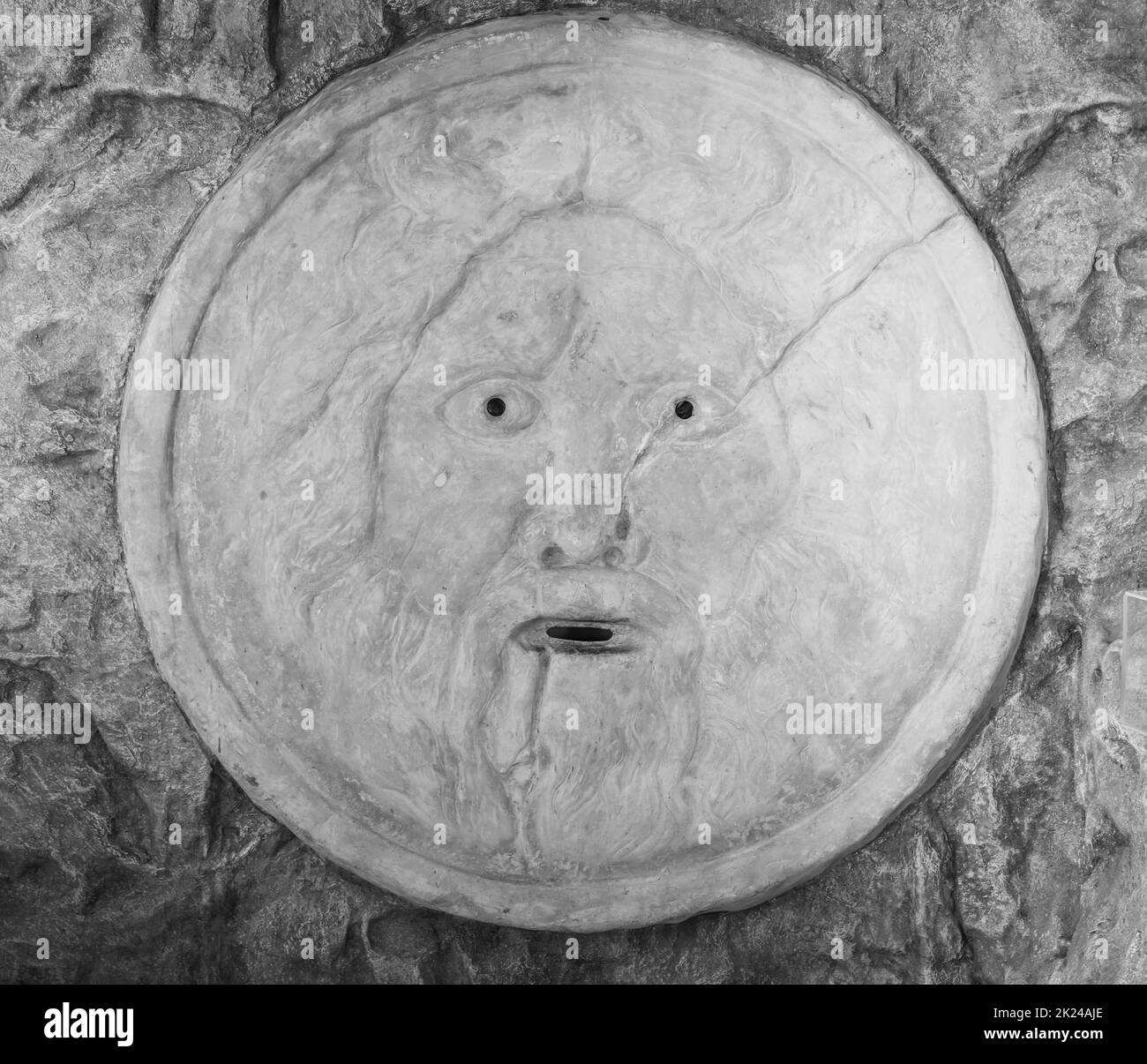 Giro turistico della bocca della verità a Roma, Italia. Scultura storica in marmo con volto antico pieno di mistero e leggenda. Foto Stock