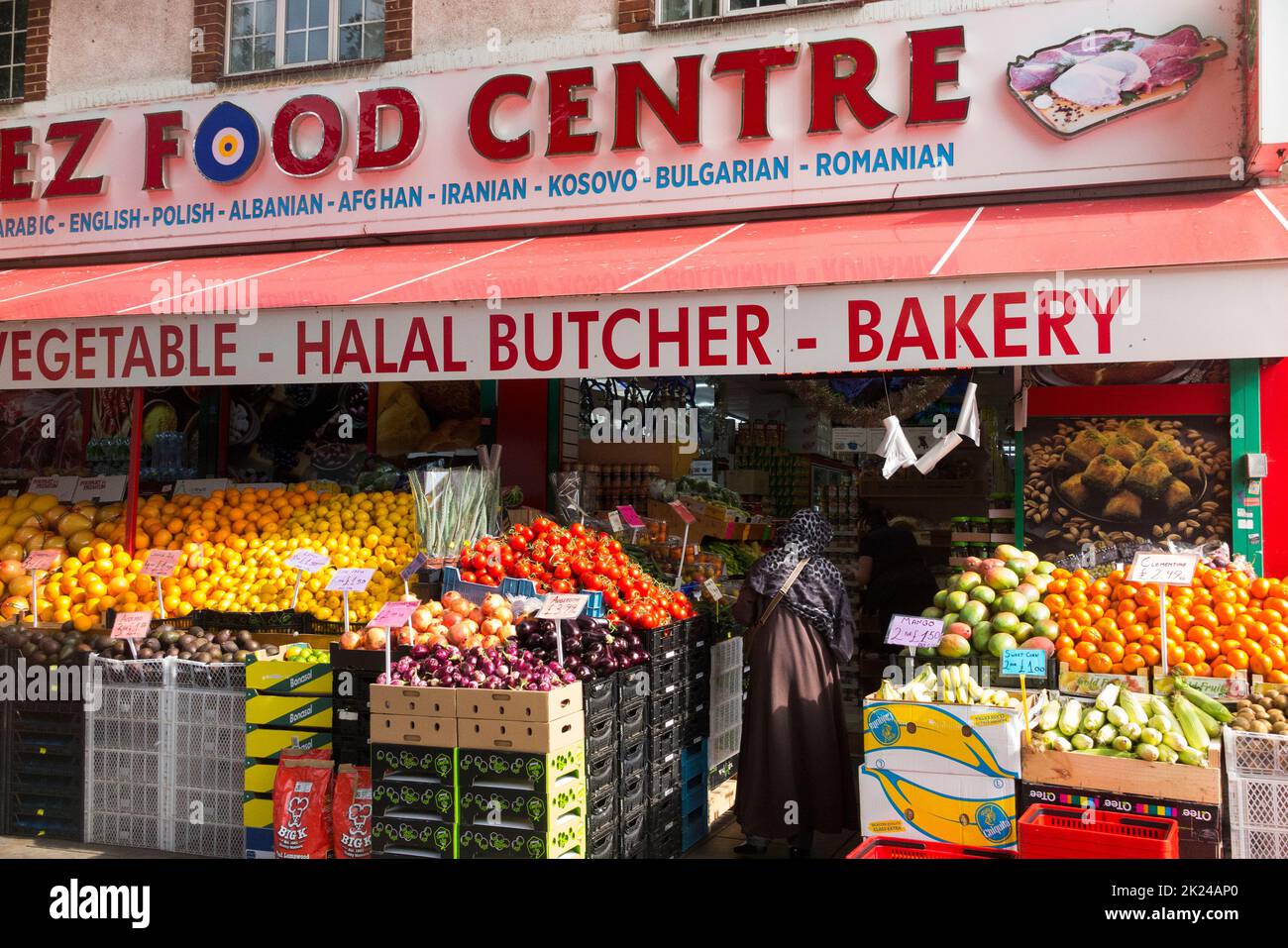 Mez Food Center Greenford, Greenford Rd, Greenford, è un negozio di alimentari di frutta e verdura verde, e anche un macellaio halal e panetteria, fornendo e vendendo arabo, inglese, polacco, albanese, afghano, Prodotti alimentari iraniani, kosovari, bulgari e rumeni. (132) Foto Stock