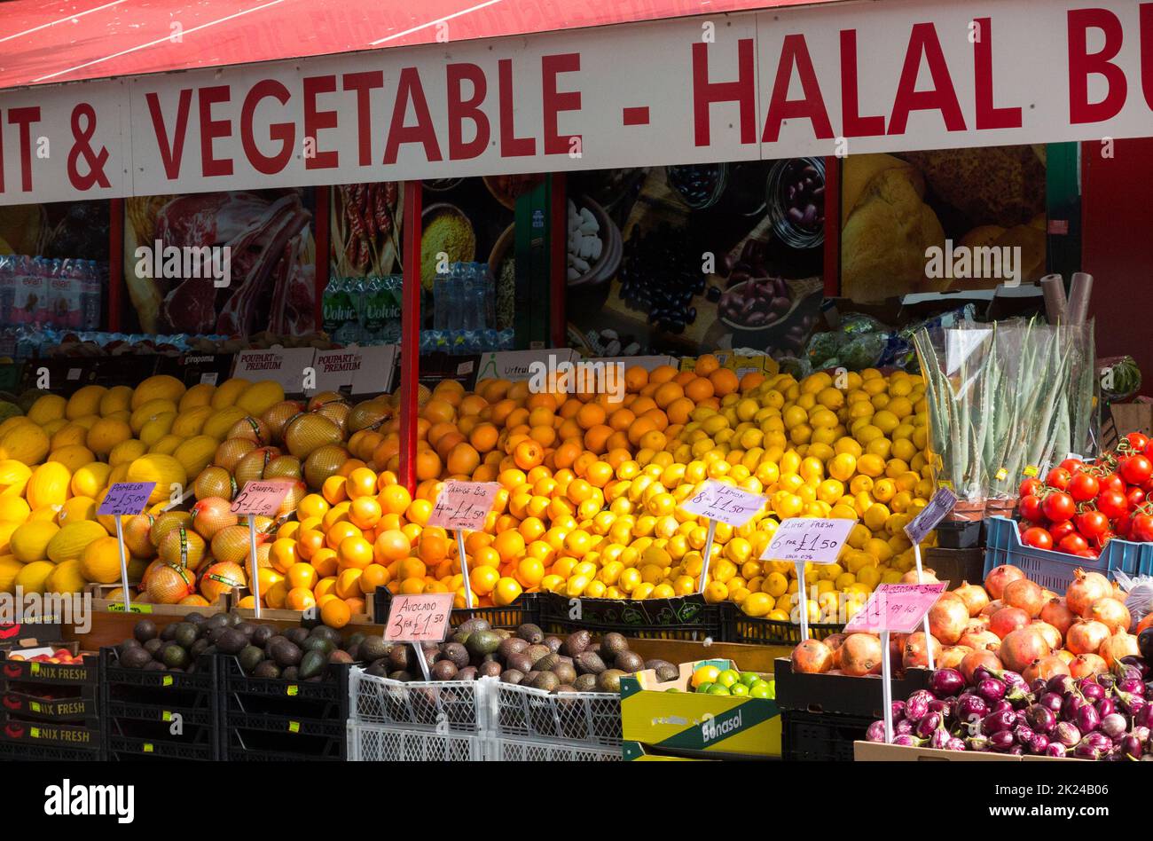 Mez Food Center Greenford, Greenford Rd, Greenford, è un negozio di alimentari di frutta e verdura verde, e anche un macellaio halal e panetteria, fornendo e vendendo arabo, inglese, polacco, albanese, afghano, Prodotti alimentari iraniani, kosovari, bulgari e rumeni. (132) Foto Stock