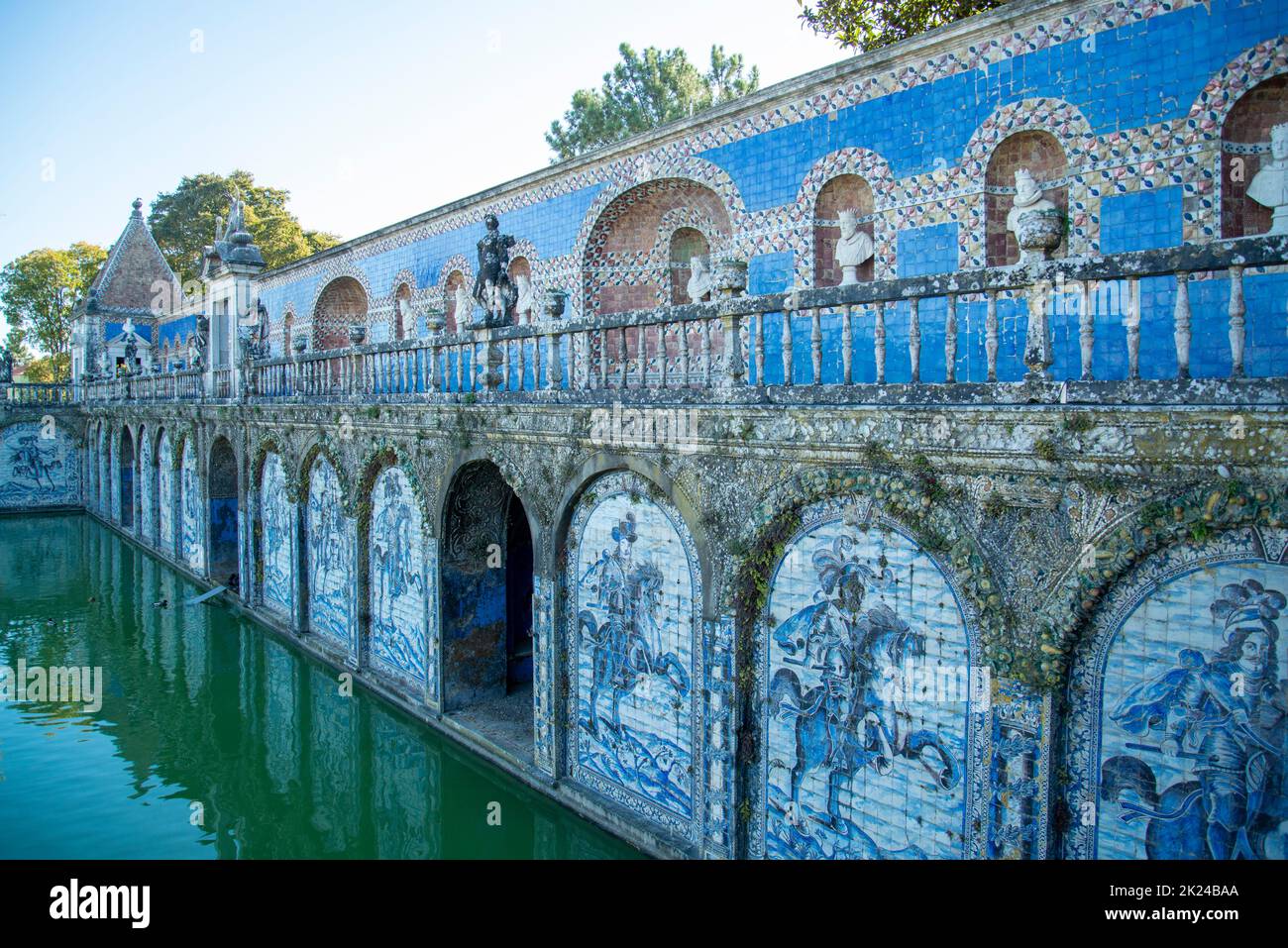Azulejos alla Casa e Giardino del Palacio Fronteira a Benfica nella città di Lisbona in Portogallo. Portogallo, Lisbona, ottobre 2021 Foto Stock