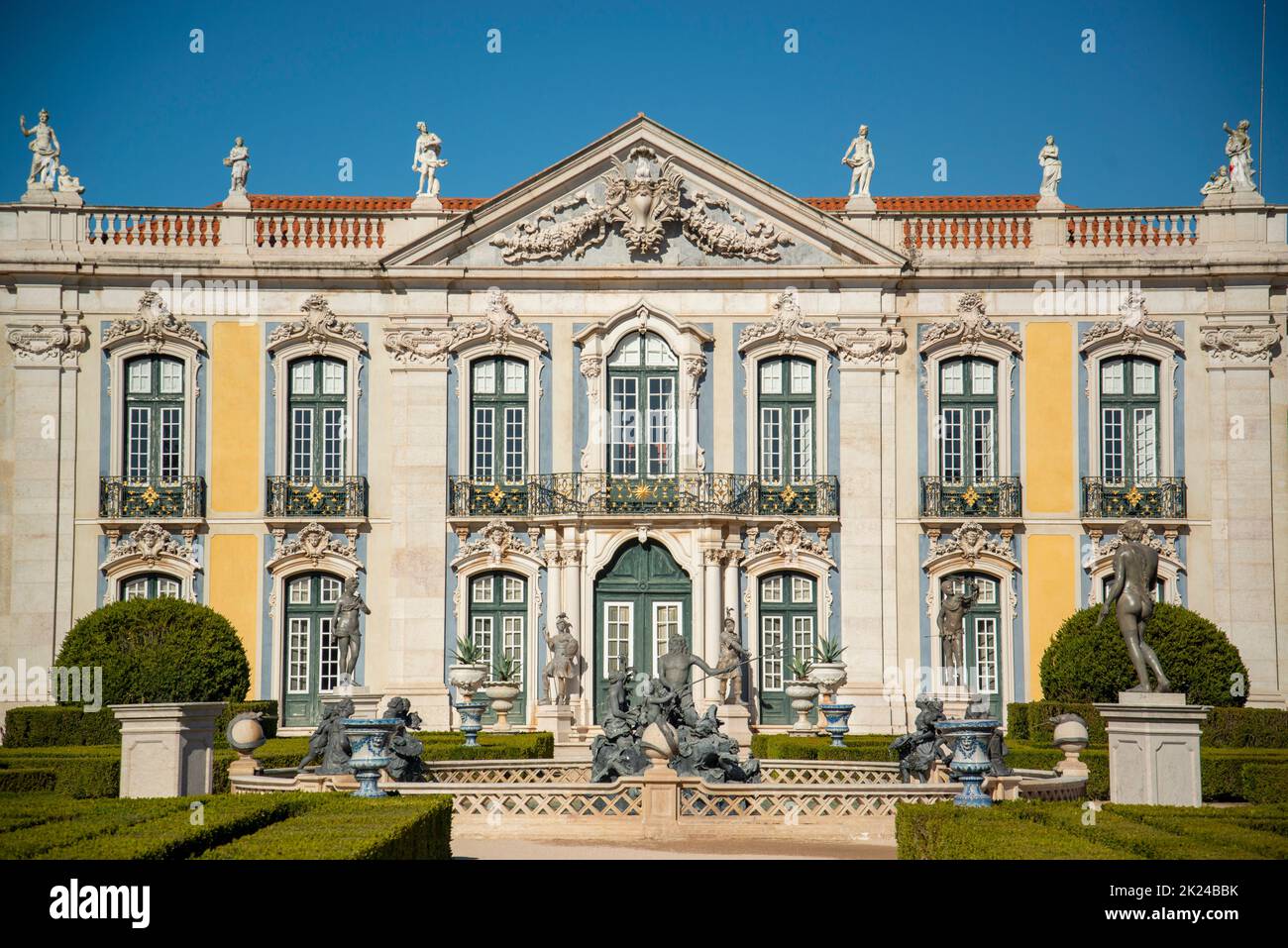 Il parco e i giardini del Palacio National de Quelez nella città di Quelez a nord-ovest della città di Lisbona in Portogallo. Portogallo, Lisbona, ottobre 2 Foto Stock