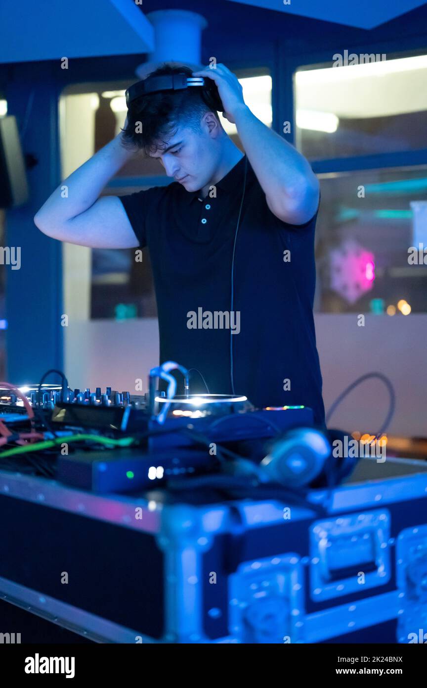 Deejay mescolando a festa. Fotografia di alta qualità. Foto Stock