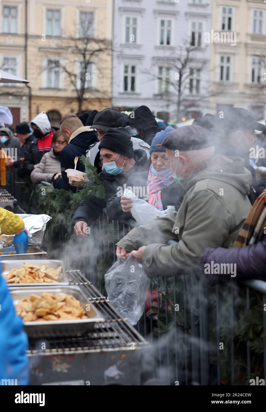 Cracovia, Polonia - 19 dicembre 2021: Vigilia di Natale per poveri e senzatetto sulla piazza principale di Cracovia. Nonostante la pandemia di Covid, il gruppo Kosciuszko preparò Foto Stock