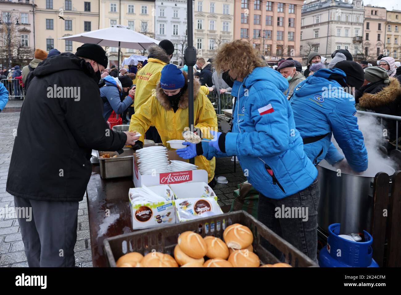 Cracovia, Polonia - 19 dicembre 2021: Vigilia di Natale per poveri e senzatetto sulla piazza principale di Cracovia. Nonostante la pandemia di Covid, il gruppo Kosciuszko preparò Foto Stock