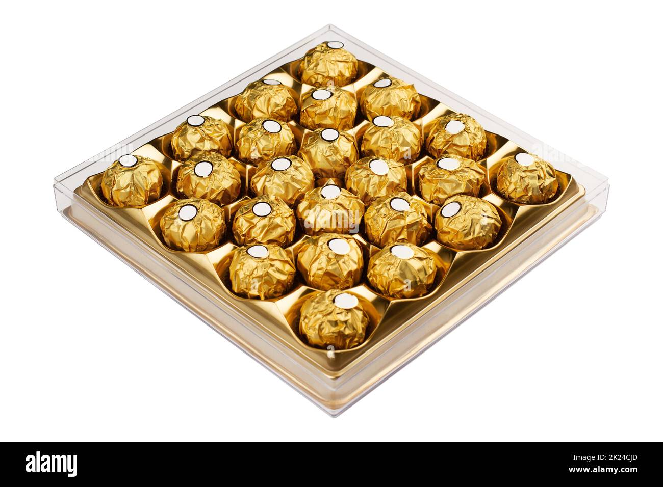vista prospettica della scatola da dessert dolce quadrata con molte caramelle al cioccolato rotonde in confezione d'oro isolata su sfondo bianco Foto Stock