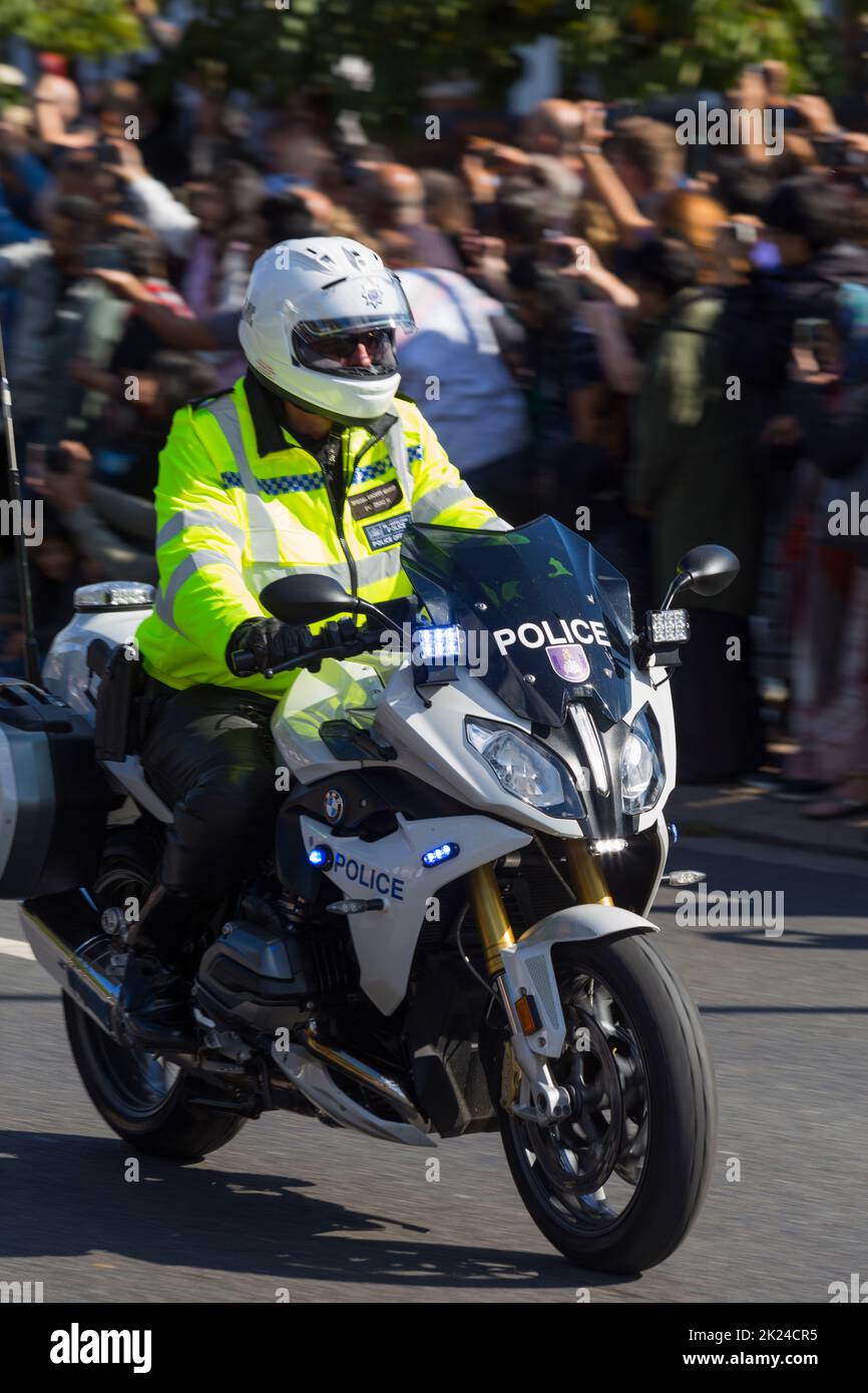 Marcata polizia moto / moto / moto / moto / moto che viaggia a bassa velocità durante un evento. Il pilota / pilota fa parte del Gruppo Special Escort. REGNO UNITO. (132) Foto Stock