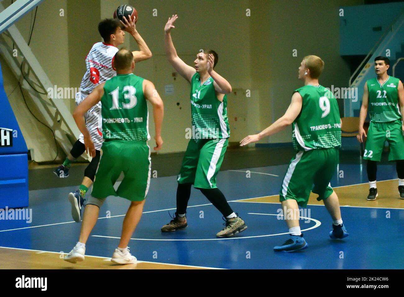 Orenburg, Russia - 13-16 giugno 2019: Gli uomini giocano a basket nelle finali interregionali della lega di pallacanestro amatoriale nel Distretto Federale di Volga Foto Stock