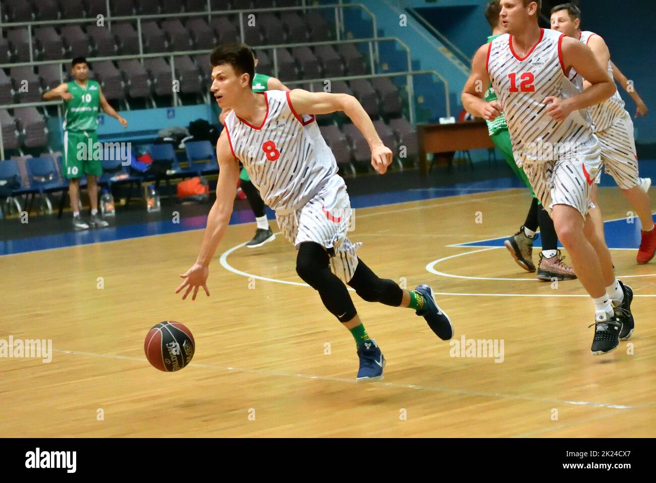 Orenburg, Russia - 13-16 giugno 2019: Gli uomini giocano a basket nelle finali interregionali della lega di pallacanestro amatoriale nel Distretto Federale di Volga Foto Stock