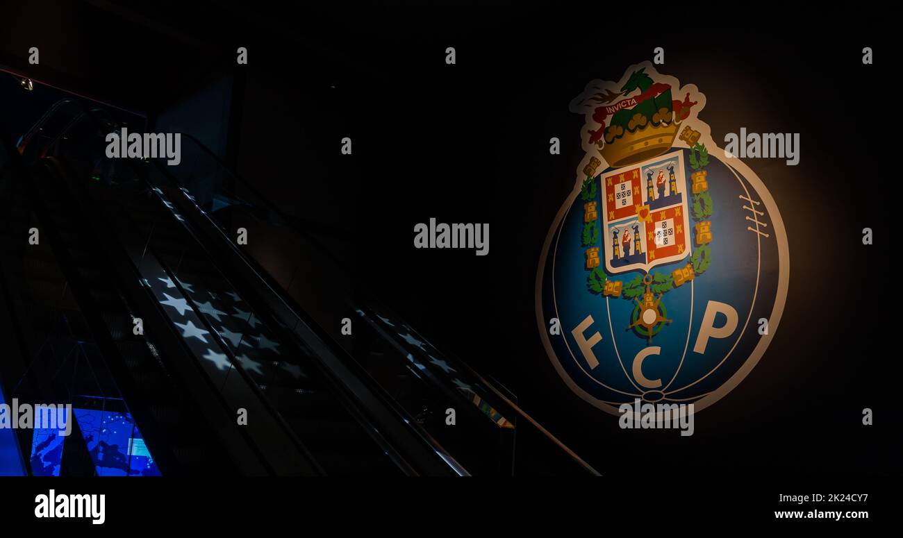 Un'immagine del logo del Futebol Clube do Porto all'interno del museo FCPorto. Foto Stock