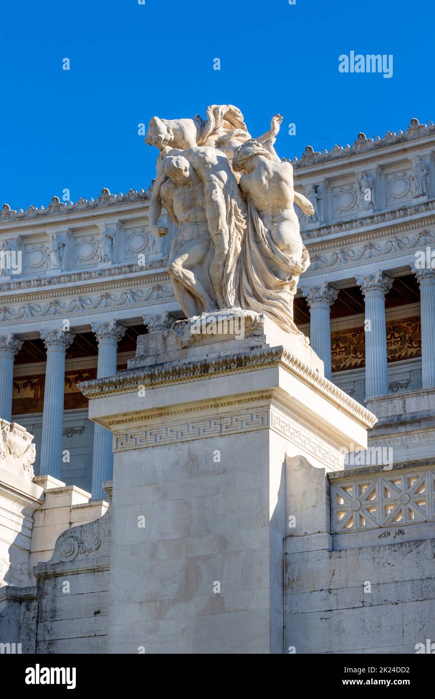 Roma, Italia - 8 ottobre 2020: Gruppo scultoreo il sacrificio di Leonardo Bistolfi di fronte al monumento a Vittorio Emanuele II (Monumento Nazionale a Vitt Foto Stock
