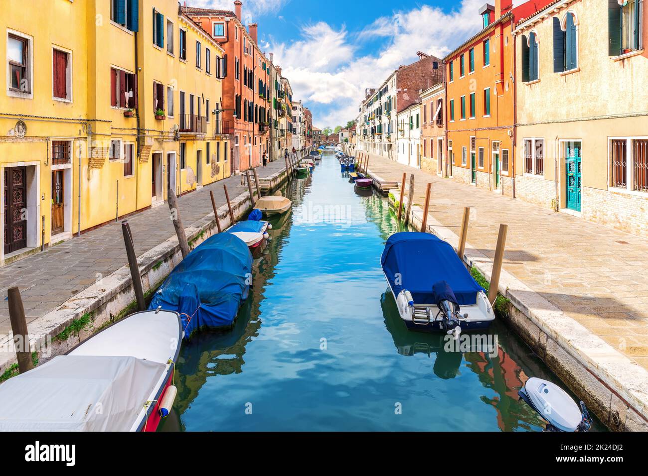 Barche nel canale e case luminose di Venezia, Italia. Foto Stock