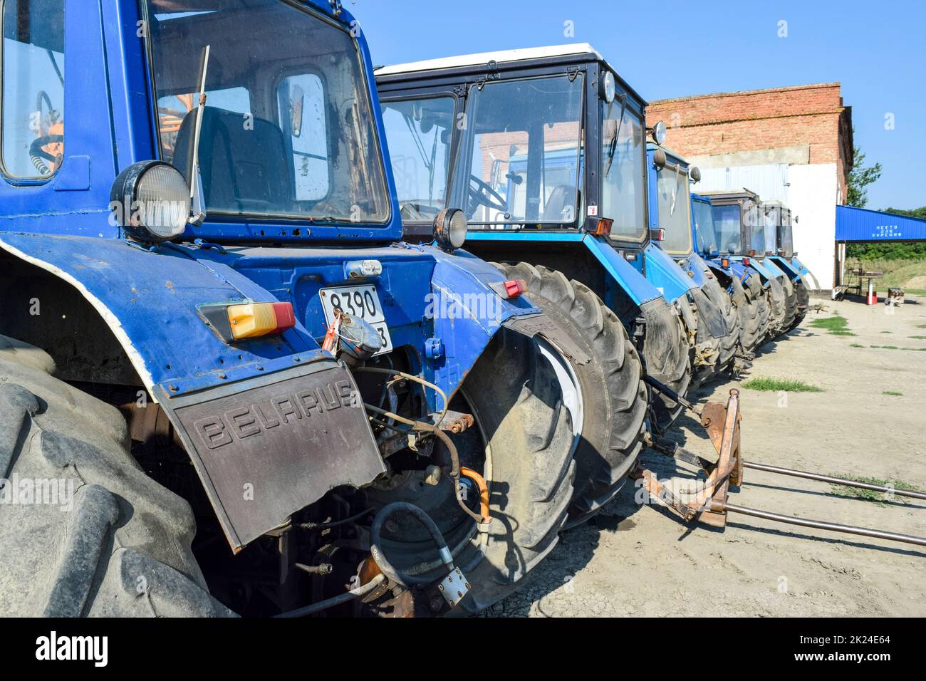 Russia, Temryuk - 15 Luglio 2015: il trattore. Macchine agricole trattore. Parcheggio del trattore macchine agricole. La foto è stata scattata in un parcheggio Foto Stock