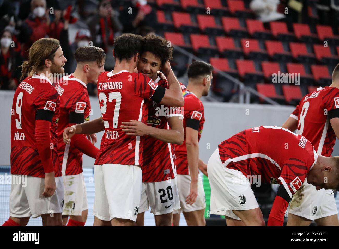 Jubel, Trubel, Heiterkeit - die Freiburger Spieler feiern das Tor von Kevin Schade (SC Freiburg) zum 2:0 Endstand im Spiel der 1. FBL: 21-22: 20. Sptg Foto Stock