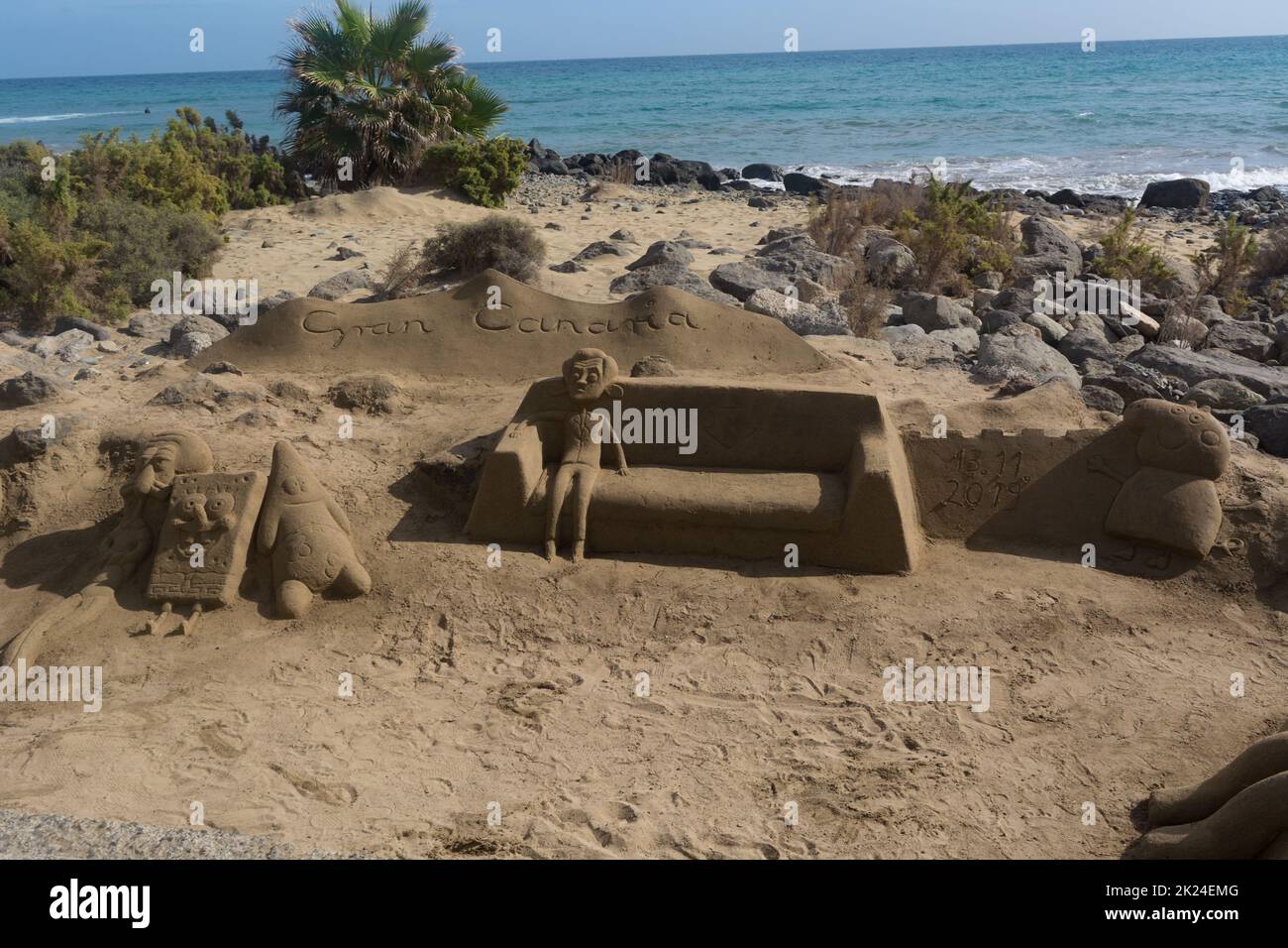 Cran Canaria, Meloneras, Spanien - 13. Novembre 2019: Sculture di sabbia sulla spiaggia di Meloneras, Spagna con iscrizione Gran Canaria Foto Stock