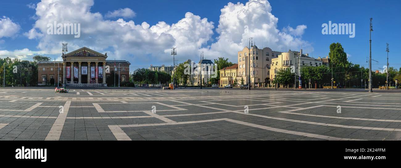 Budapest, Ungheria 21.08.2021. Piazza degli Eroi e Monumento al Millennio dell'Ungheria a Budapest in una mattinata estiva soleggiata Foto Stock