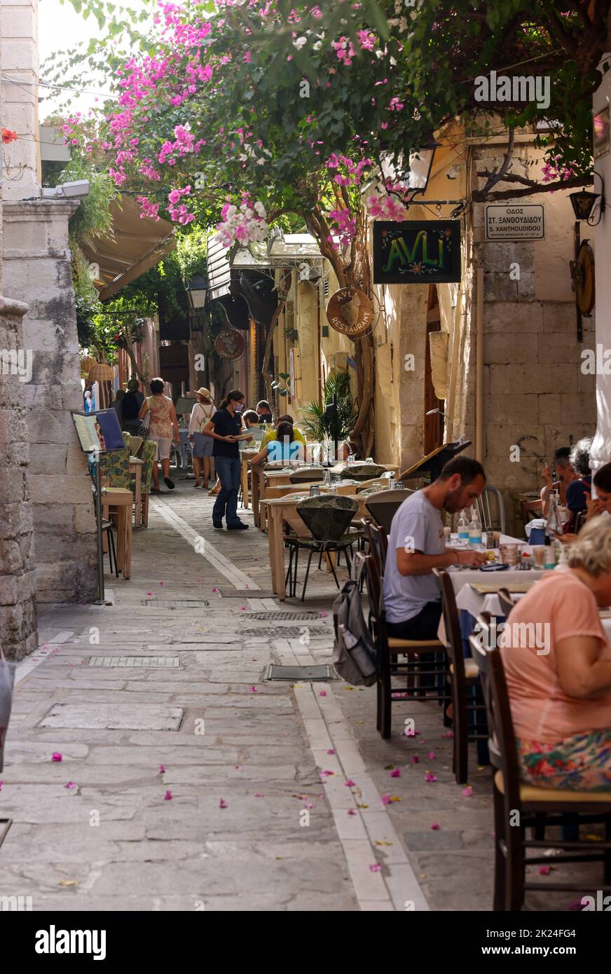 Rethymnon, Creta, Grecia - 18 settembre 2021: La strada stretta nella città vecchia di Rethymnon dove ci sono molti piccoli caffè e negozi Foto Stock