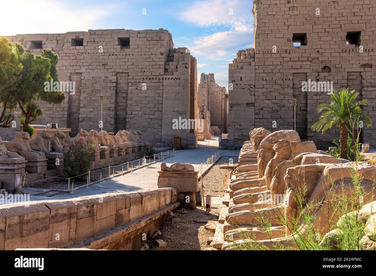 Famoso vicolo di Sphinx di fronte all'ingresso del Tempio di Karnak, Luxor, Egitto. Foto Stock