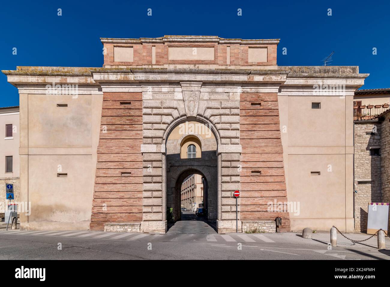 L'antica porta Romana, punto di accesso al centro storico di Todi, Perugia, Italia Foto Stock