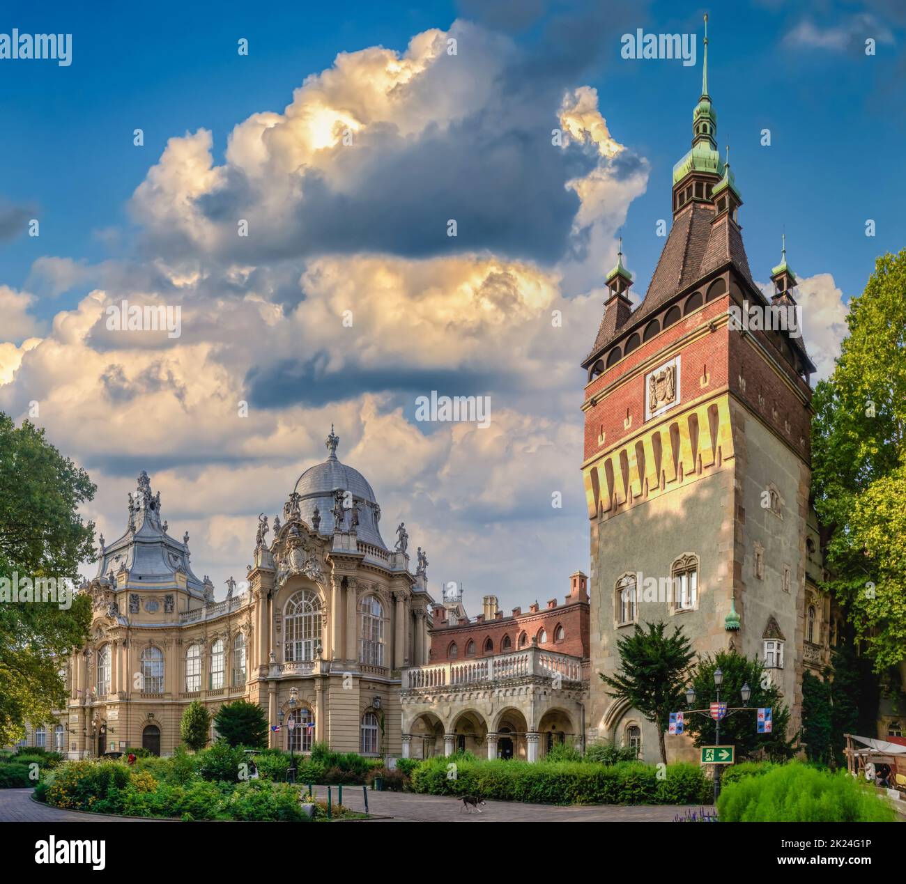 Budapest, Ungheria 21.08.2021. Castello di Vajdahunyad nel parco cittadino di Budapest, Ungheria, in una mattinata estiva soleggiata Foto Stock