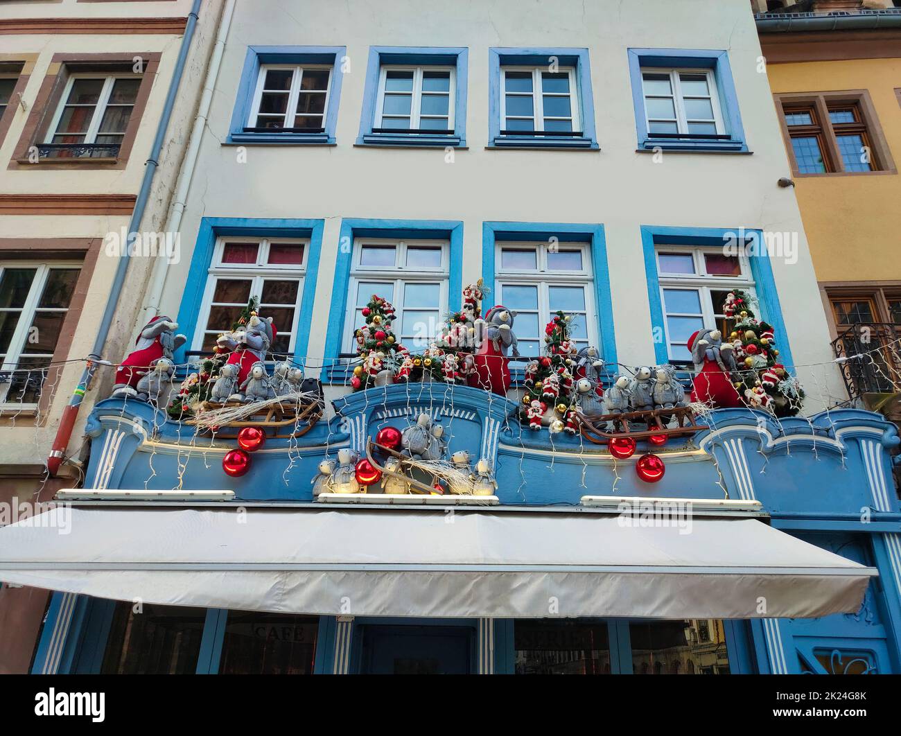 Strade e facciate di case, tradizionalmente decorate con giocattoli e orsacchiotti per Natale nella città medievale di Strasburgo - la capitale di Christm Foto Stock