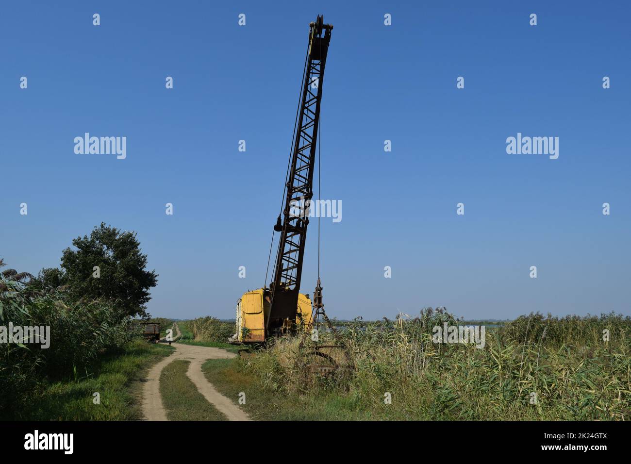 Vecchia cava nei pressi del dragline. Le vecchie apparecchiature per scavare il suolo in canali e cave. Foto Stock