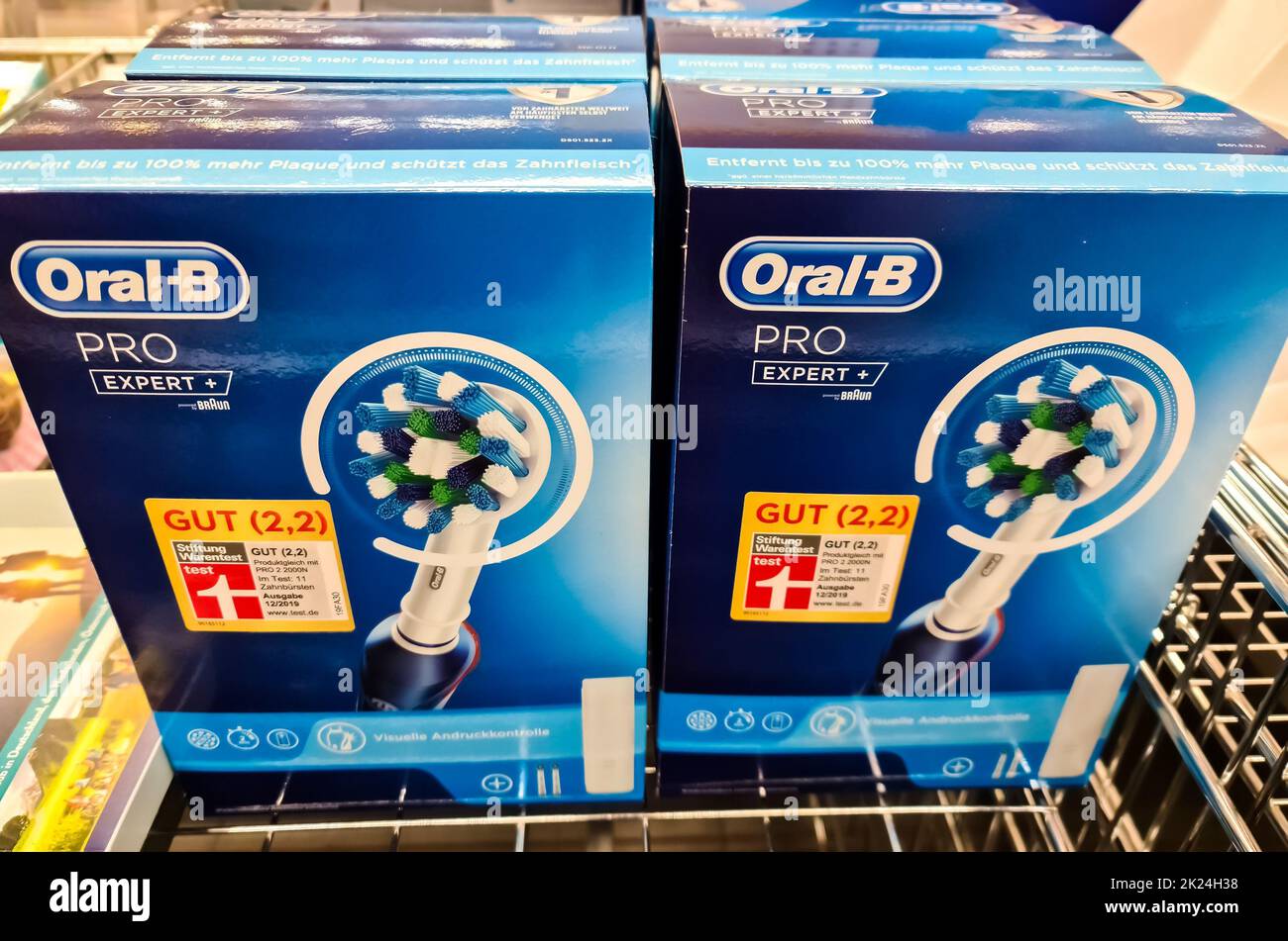 Diverse scatole blu di Oral-B marca spazzolini elettrici in vendita Foto Stock