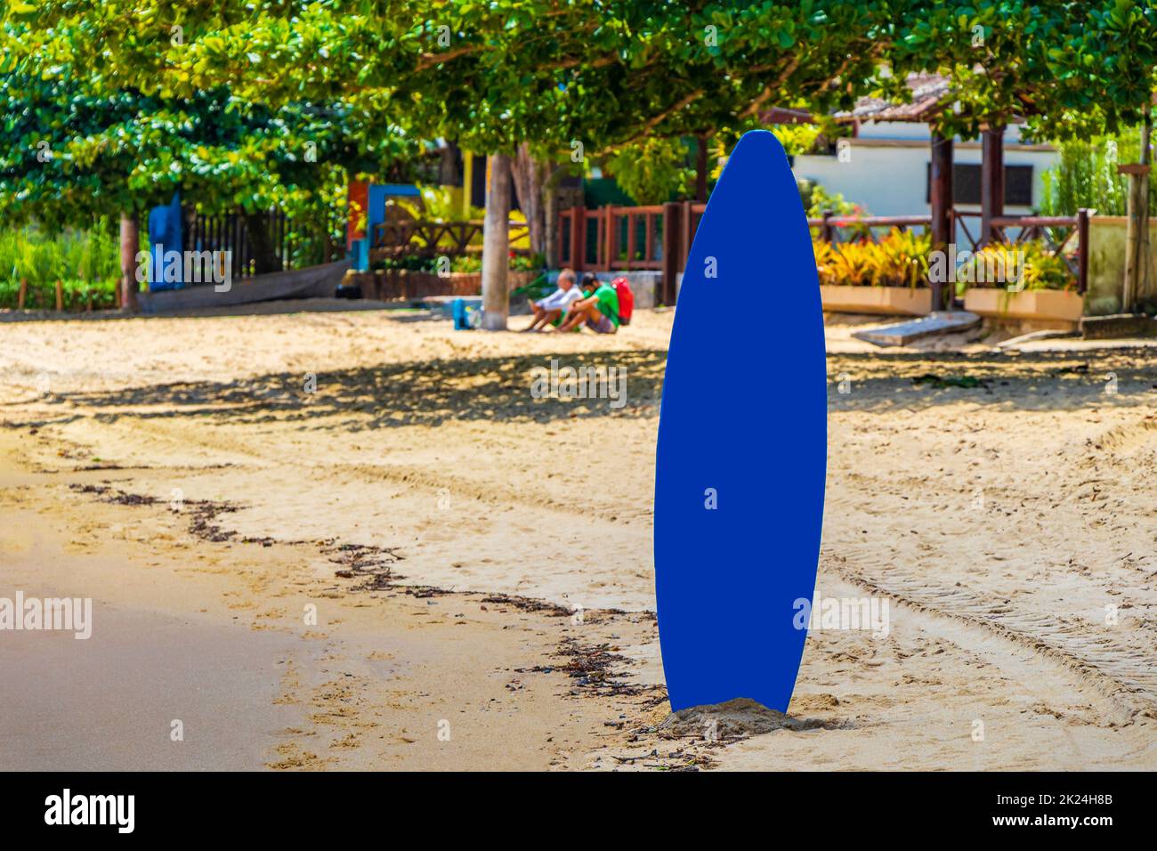 Tavole da surf colorate con bandiera brasiliana presso la splendida spiaggia di Mangrove e Pooso sulla grande isola tropicale Ilha Grande Rio de Janeiro Brasile. Foto Stock