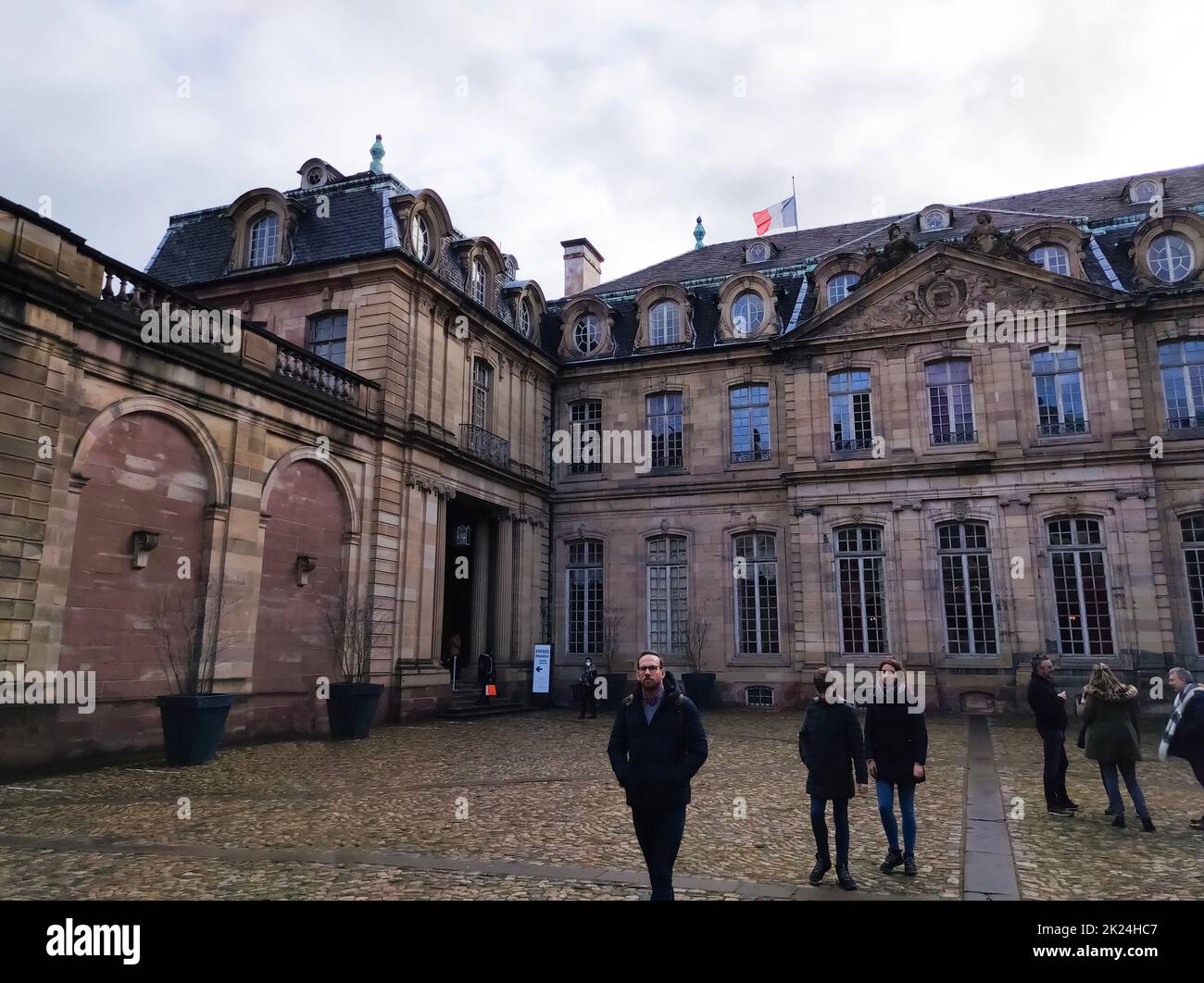 Strasburgo, Alsazia, Francia - 30 dicembre 2021: Persone che si avvicinano al palazzo Rohan a Strasburgo, Francia il 30 dicembre 2021 Foto Stock