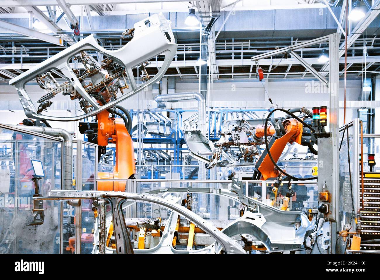 Bracci robotizzati in una fabbrica di automobili Foto Stock