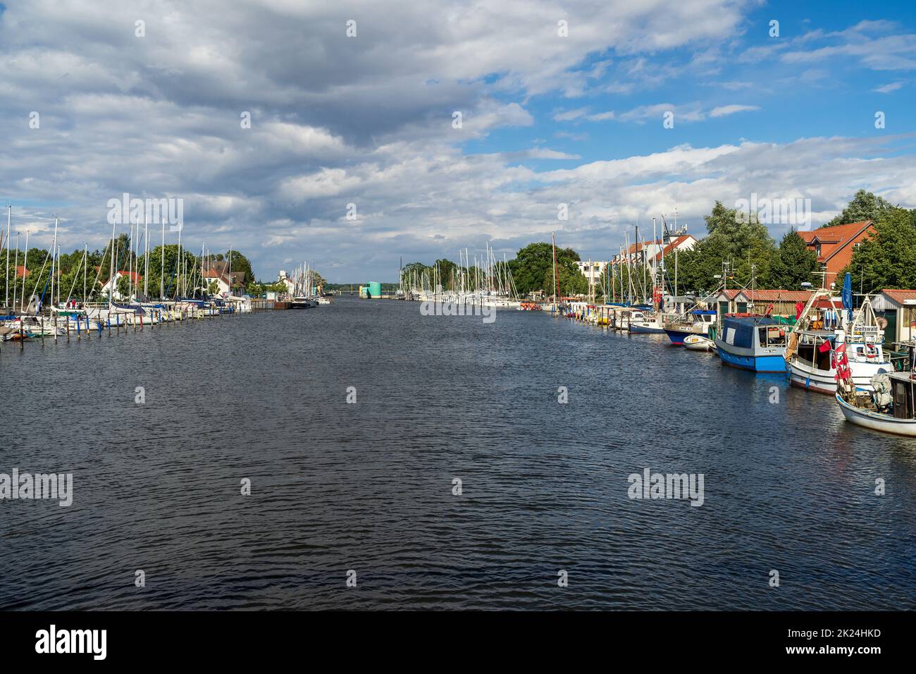 GREIFSWALD, GERMANIA - 31 LUGLIO 2021: Bocca del fiume Ryck nella città vecchia. La città di Greifswald è una città dell'Utar, situata nello stato federato del Mecklenbu Foto Stock