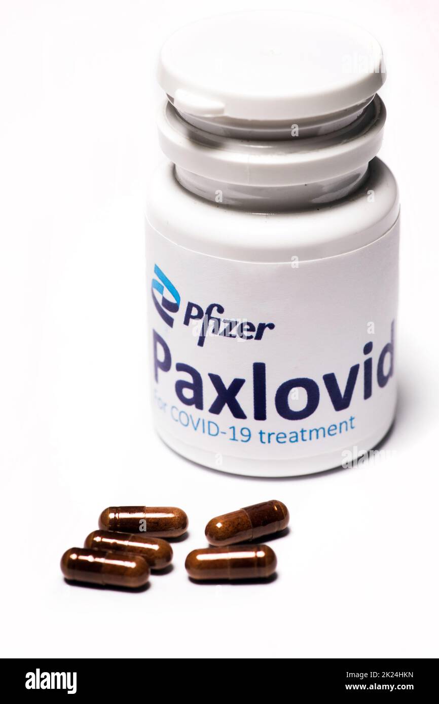 Bucarest, Romania - 1 febbraio 2022: Immagine illustrativa di concetto editoriale della pillola antivirale orale Paxlovid sviluppato da Pfizer. Corona virus Co Foto Stock