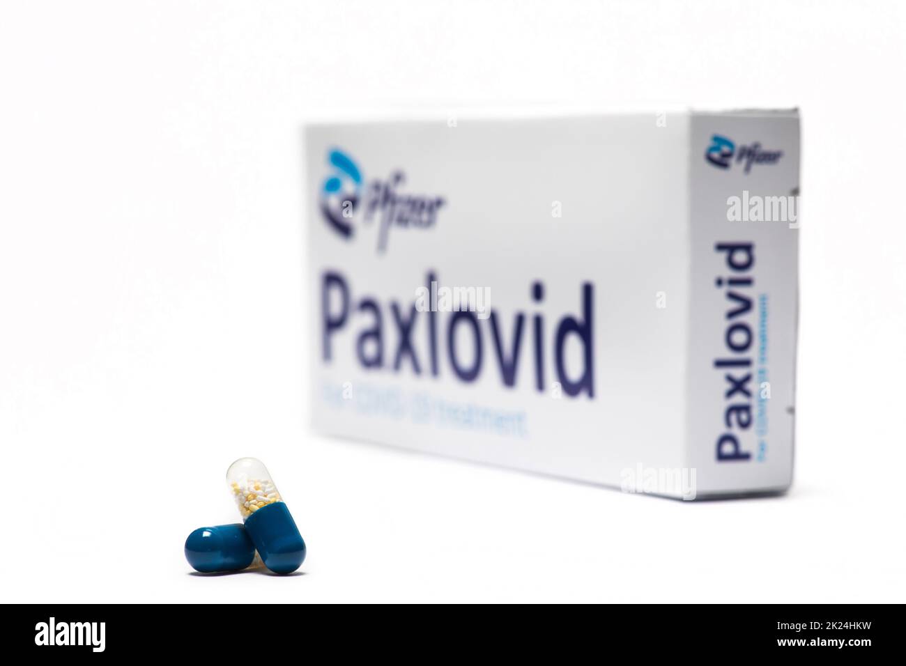 Bucarest, Romania - 1 febbraio 2022: Immagine illustrativa di concetto editoriale della pillola antivirale orale Paxlovid sviluppato da Pfizer. Corona virus Co Foto Stock