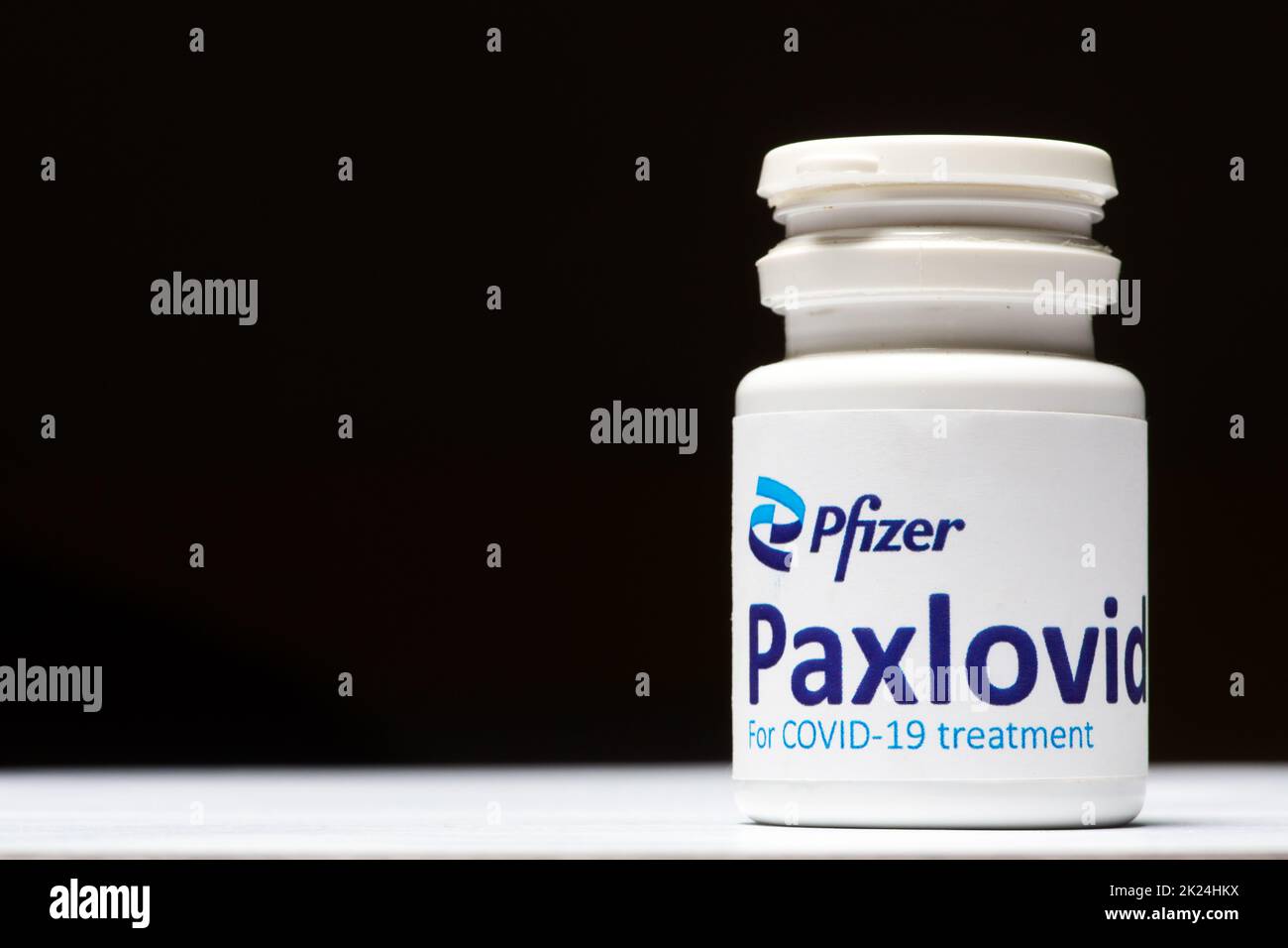 Bucarest, Romania - 1 febbraio 2022: Immagine illustrativa di concetto editoriale della pillola antivirale orale Paxlovid sviluppato da Pfizer. Corona virus Co Foto Stock