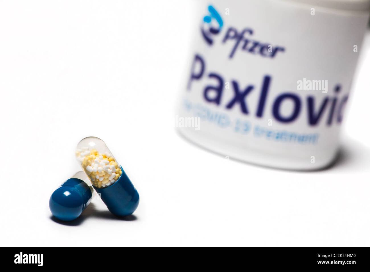 Bucarest, Romania - 1 febbraio 2022: Immagine illustrativa di concetto editoriale della pillola antivirale orale Paxlovid sviluppato da Pfizer. Corona virus Co Foto Stock