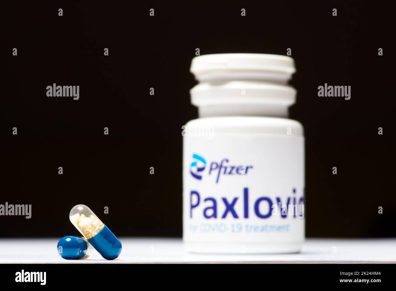 Bucarest, Romania - 1 febbraio 2022: Immagine illustrativa di concetto editoriale della pillola antivirale orale Paxlovid sviluppato da Pfizer. Corona virus Co Foto Stock
