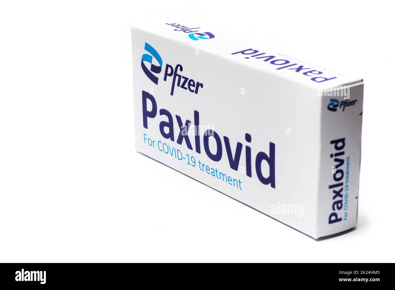 Bucarest, Romania - 1 febbraio 2022: Immagine illustrativa di concetto editoriale della pillola antivirale orale Paxlovid sviluppato da Pfizer. Corona virus Co Foto Stock