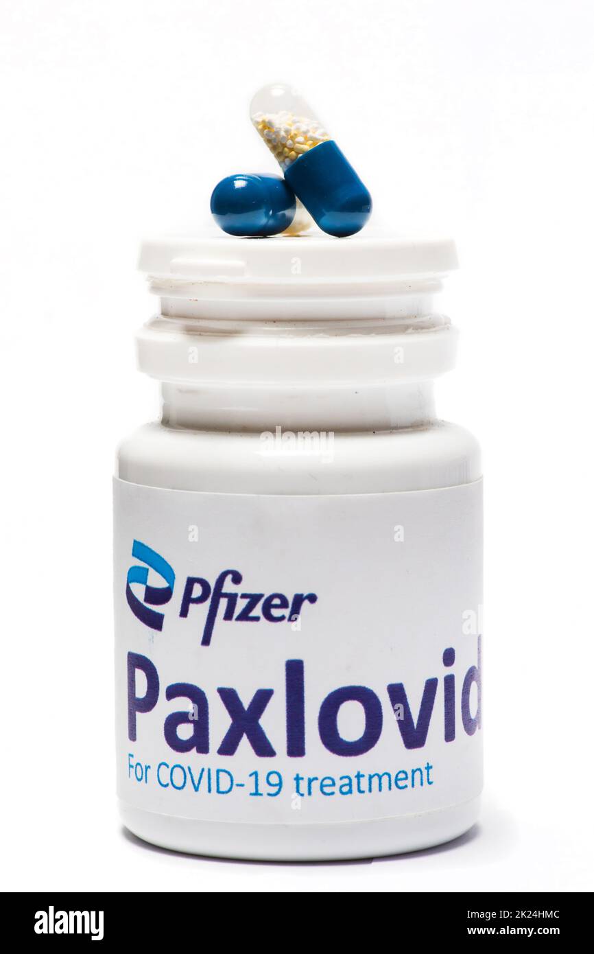 Bucarest, Romania - 1 febbraio 2022: Immagine illustrativa di concetto editoriale della pillola antivirale orale Paxlovid sviluppato da Pfizer. Corona virus Co Foto Stock