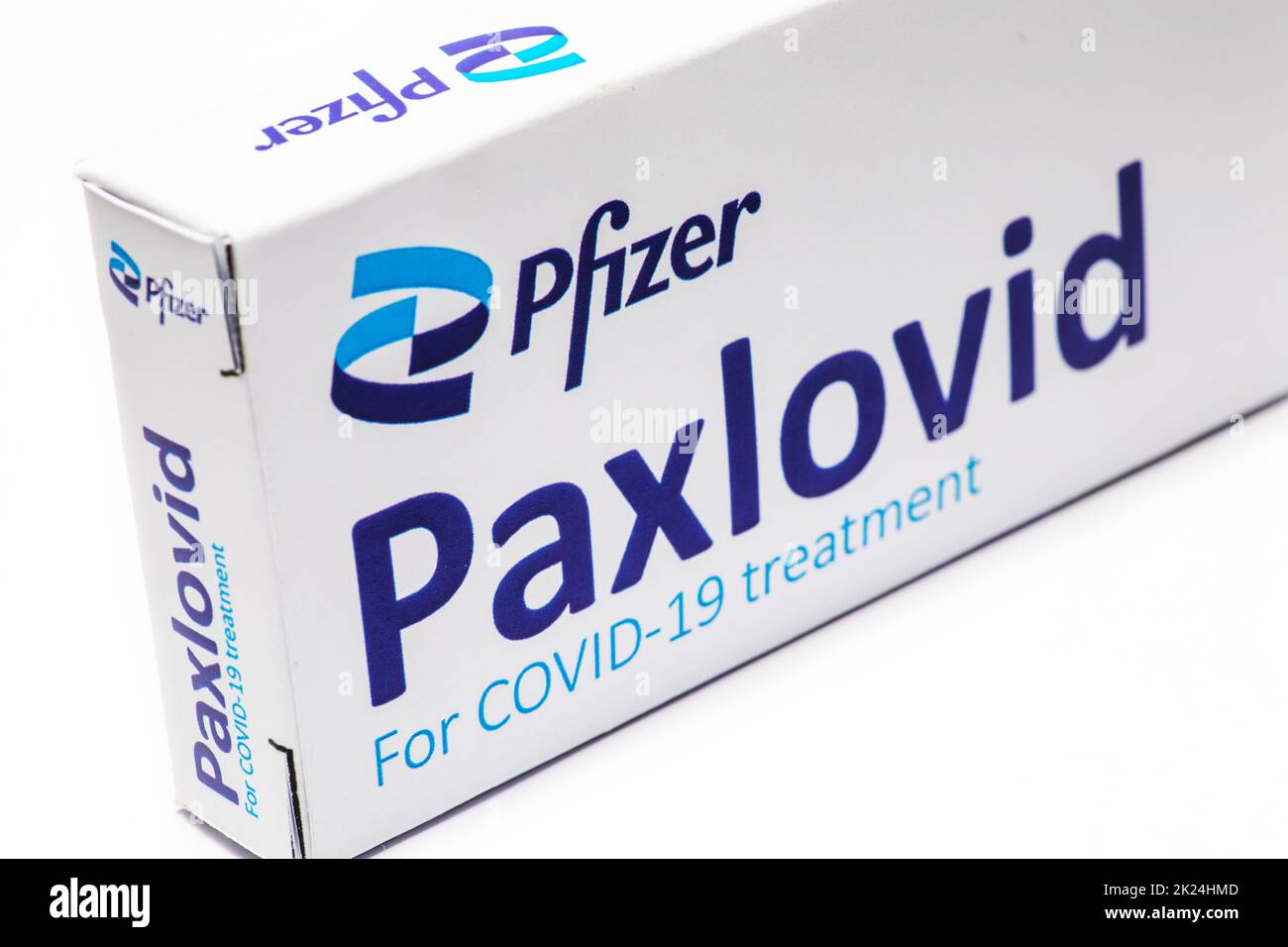 Bucarest, Romania - 1 febbraio 2022: Immagine illustrativa di concetto editoriale della pillola antivirale orale Paxlovid sviluppato da Pfizer. Corona virus Co Foto Stock