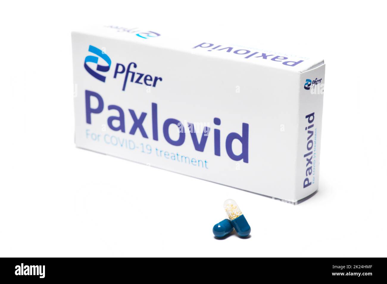 Bucarest, Romania - 1 febbraio 2022: Immagine illustrativa di concetto editoriale della pillola antivirale orale Paxlovid sviluppato da Pfizer. Corona virus Co Foto Stock